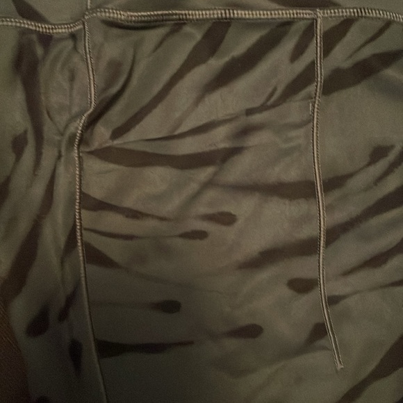 athleta work out tights in a size medium petite. - Picture 5 of 7